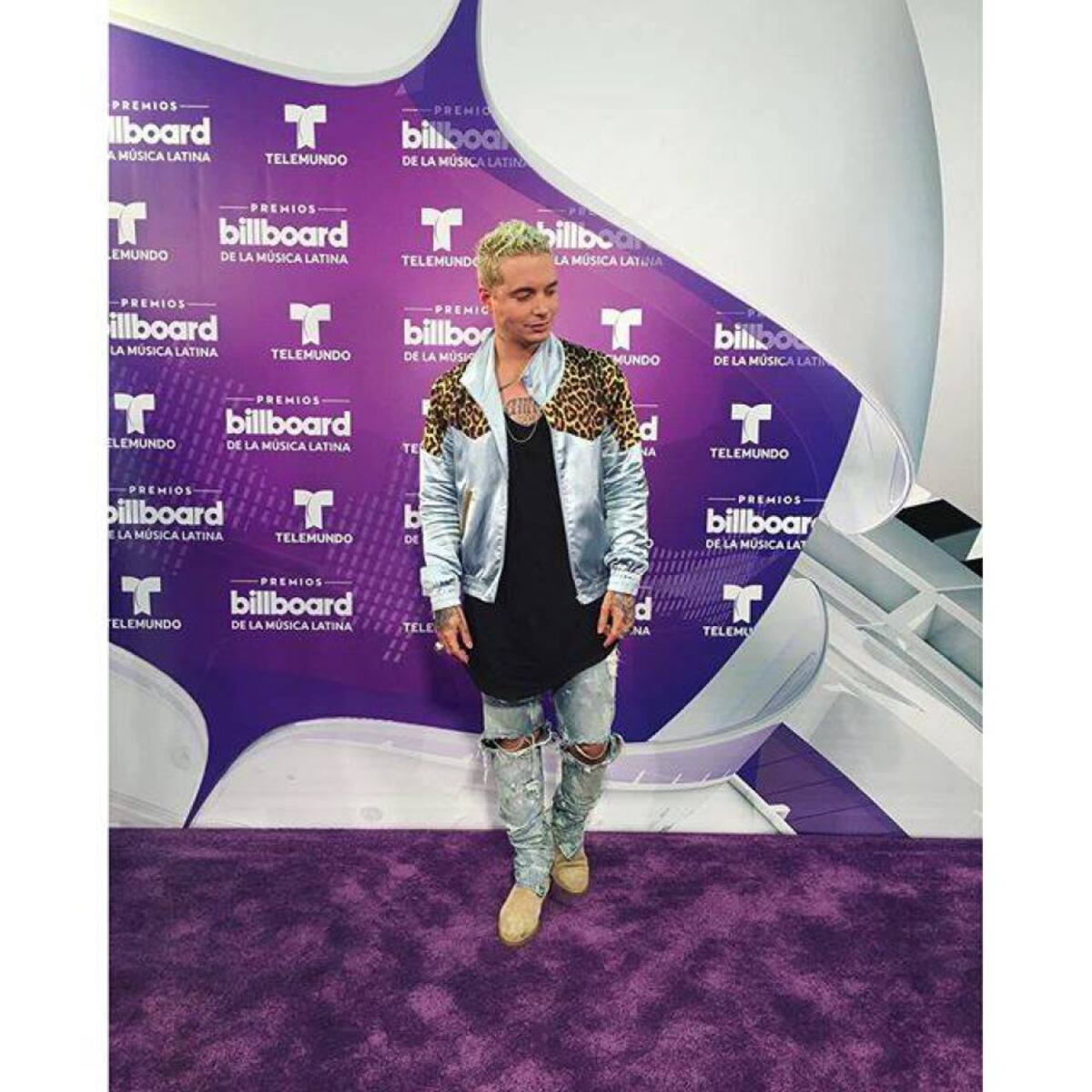 J Baivin escogió un estilo fresco y juvenil para la gala. 