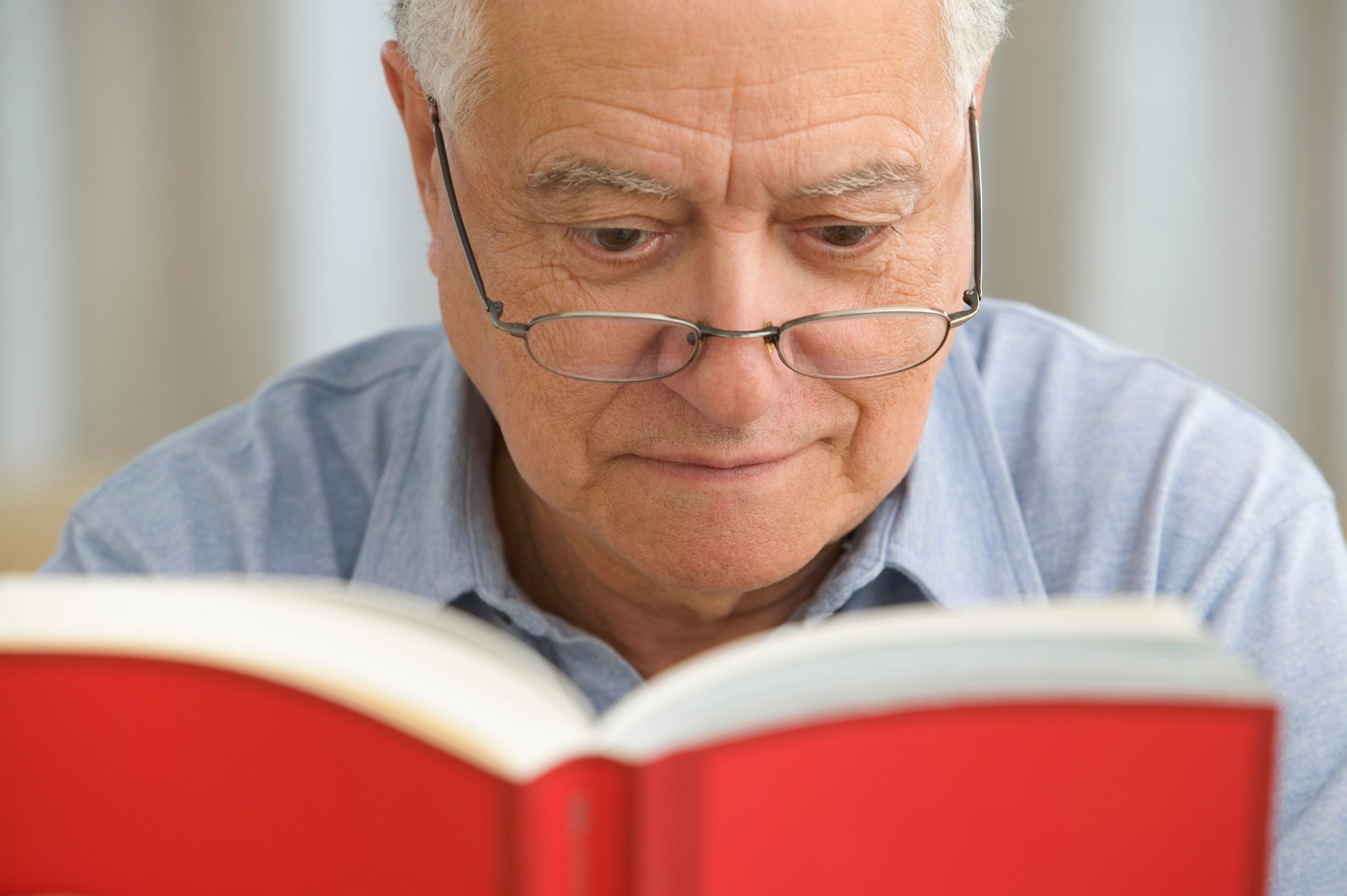 Hombre de la tercera edad leyendo, imagen de referencia (Getty Images).