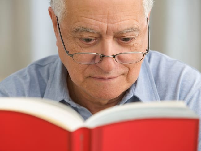 Hombre de la tercera edad leyendo, imagen de referencia (Getty Images).