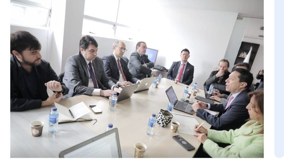 Reunión entre las partes involucradas en el contrato accionario de la Triple A