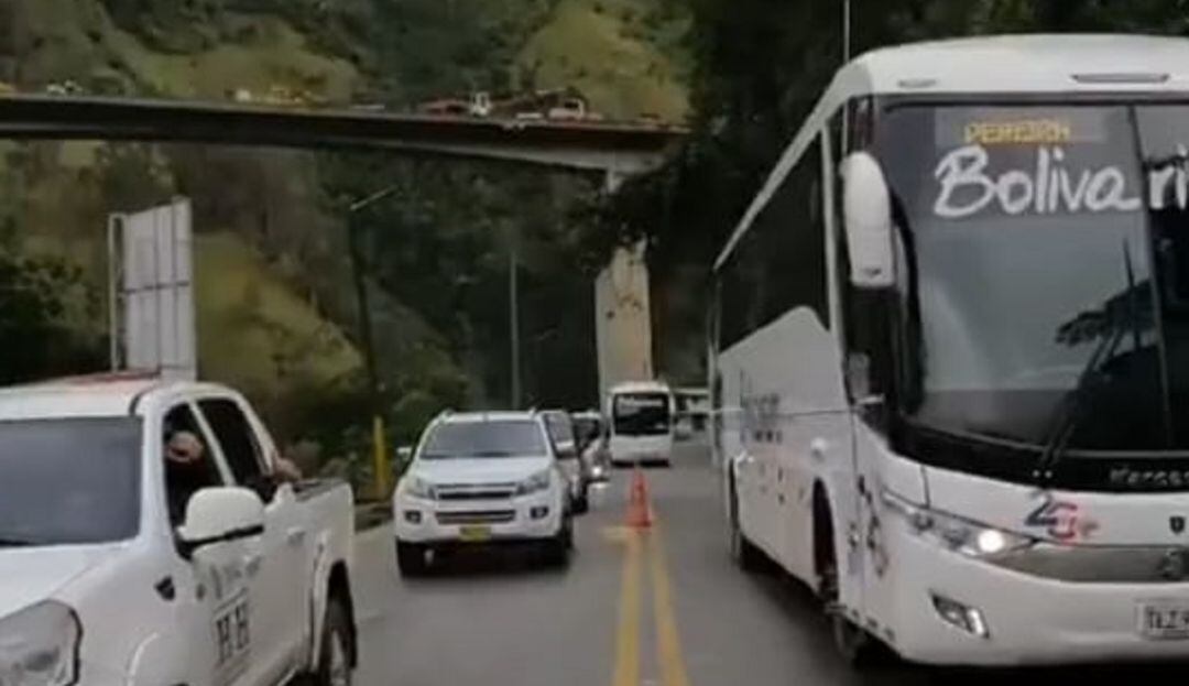Alto flujo vehicular en la vía la línea en esta mañana de lunes festivo