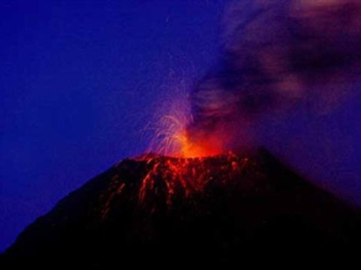 Volcán ecuatoriano generó 16 explosiones y obligó a la evacuación de cientos de familias