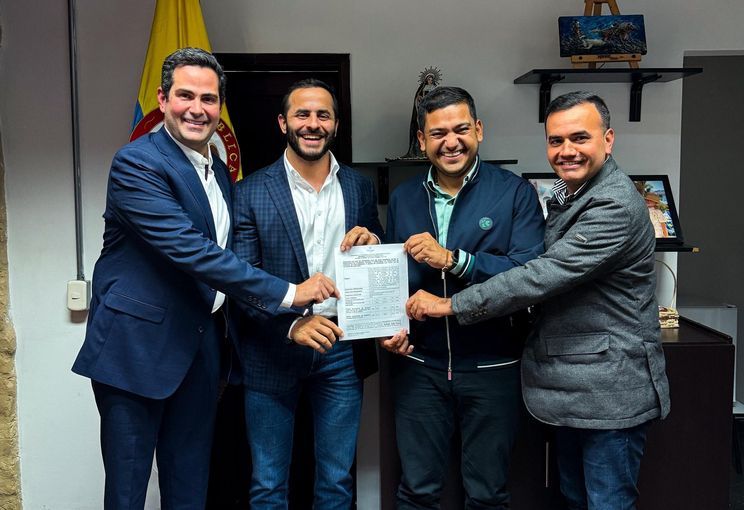 El gerente de Aguas de Córdoba, Maruen Jabib; el gobernador de Córdoba, Erasmo Zuleta Bechara; el viceministro de Agua, Edward Librero, y alcalde de Ciénaga de Oro, Alejandro Mejía.