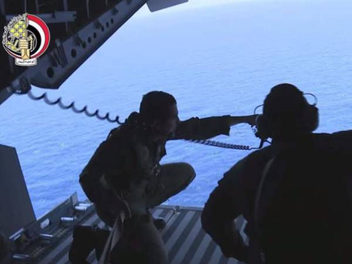 Egipto dice que encontró una caja negra del avión de EgyptAir
