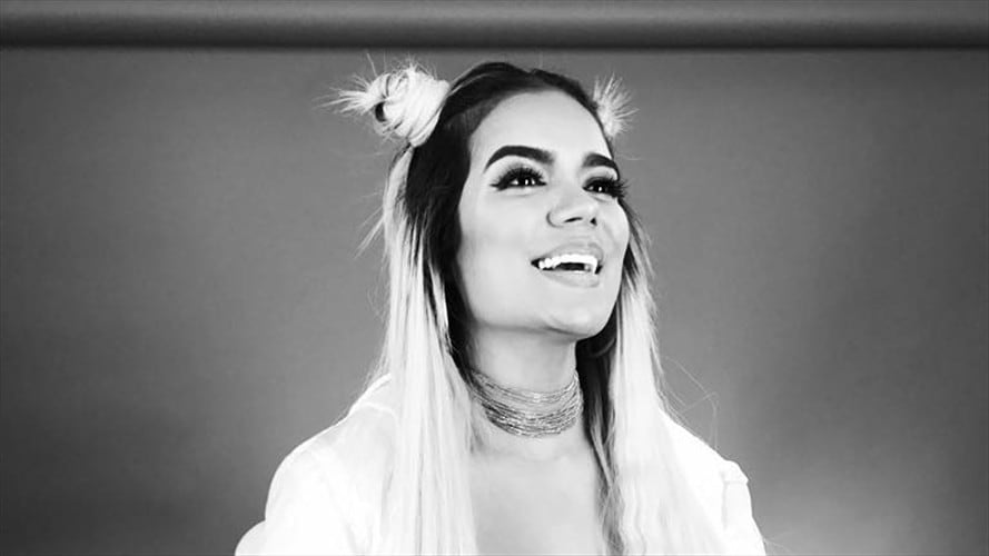 La cantante antioqueña habló en La W de la frase Yo tengo una colombiana y se lo meto entero que aparece en su canción"Ahora me llaman" de su álbum "Unstoppable. Foto: Facebook/ Karol G.