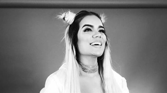 La cantante antioqueña habló en La W de la frase Yo tengo una colombiana y se lo meto entero que aparece en su canción"Ahora me llaman" de su álbum "Unstoppable. Foto: Facebook/ Karol G.