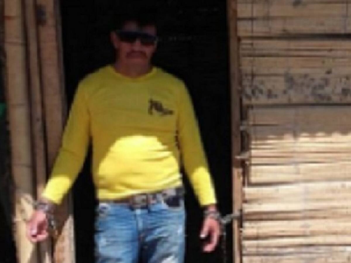 Hombre se encadenó porque le deben diez quincenas de salario en Cali
