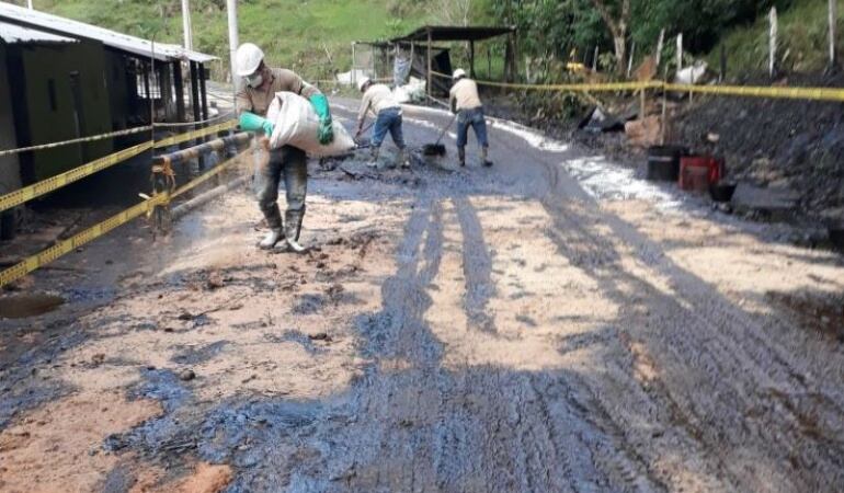Labores de limpieza en la vía y viviendas de Toledo por atentado al oleoducto
