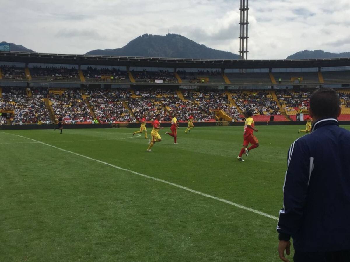 Partidos entre futbolistas activos y retirados, un encuentro entre jugadoras de la selección bogotana contra periodistas, una banda de guerra y condecoraciones a  varias personalidades del fútbol, fueron algunas de las actividades.