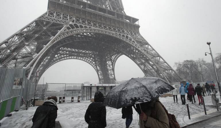 Por ola invernal cierran la Torre Eiffel