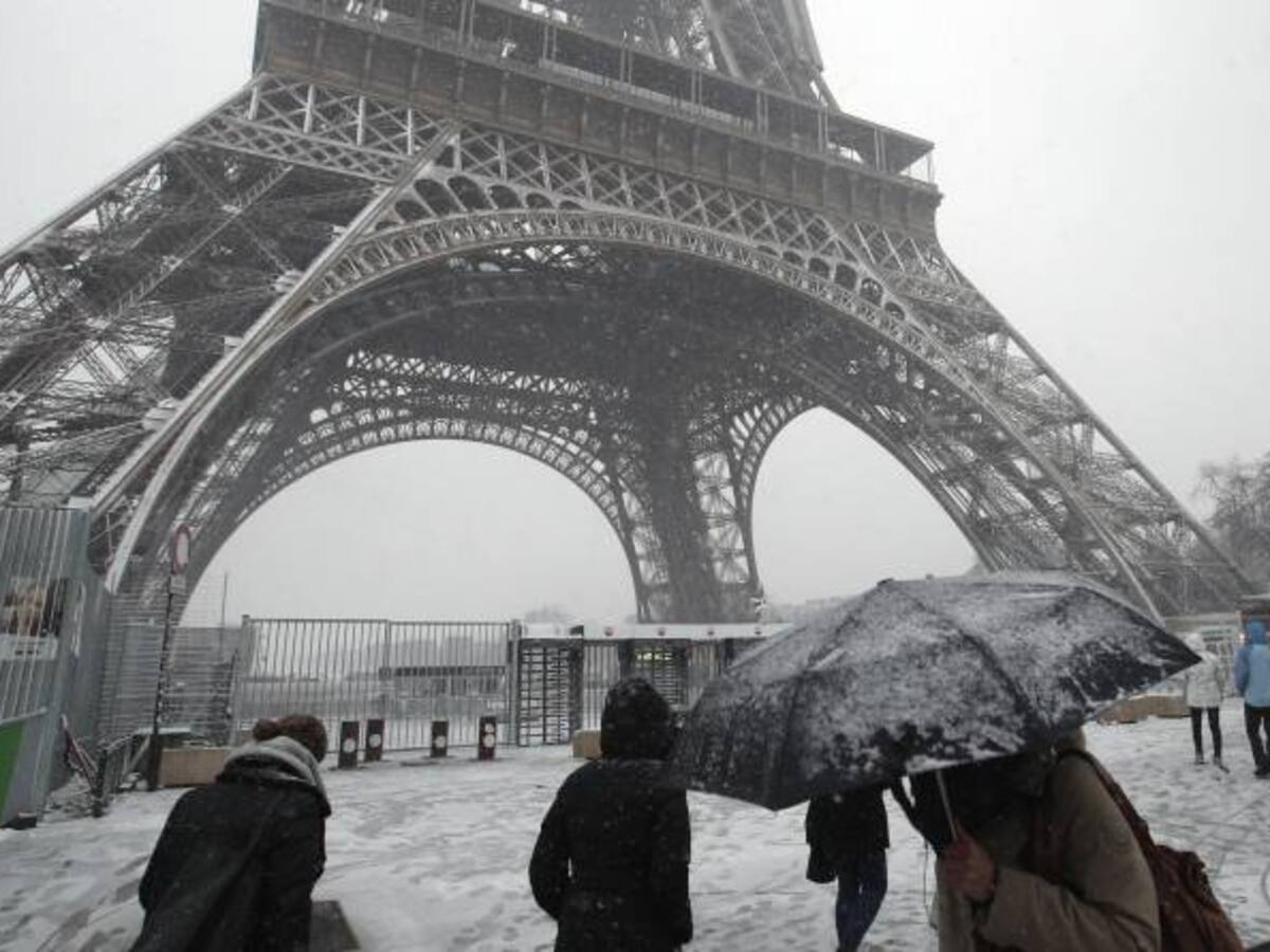 Intensas nevadas en París generan el cierre de la Torre Eiffel