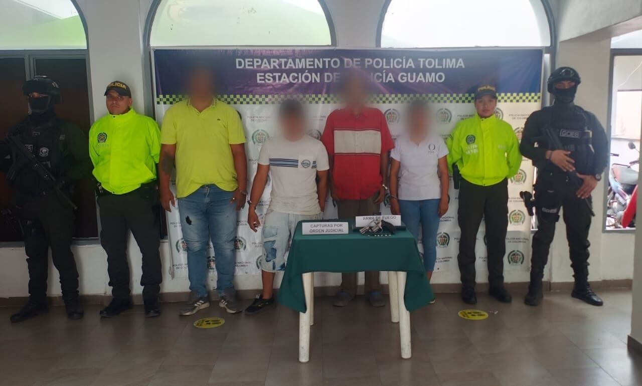 Las cuatro personas capturadas fueron puestas a disposición de la Fiscalía General de la Nación