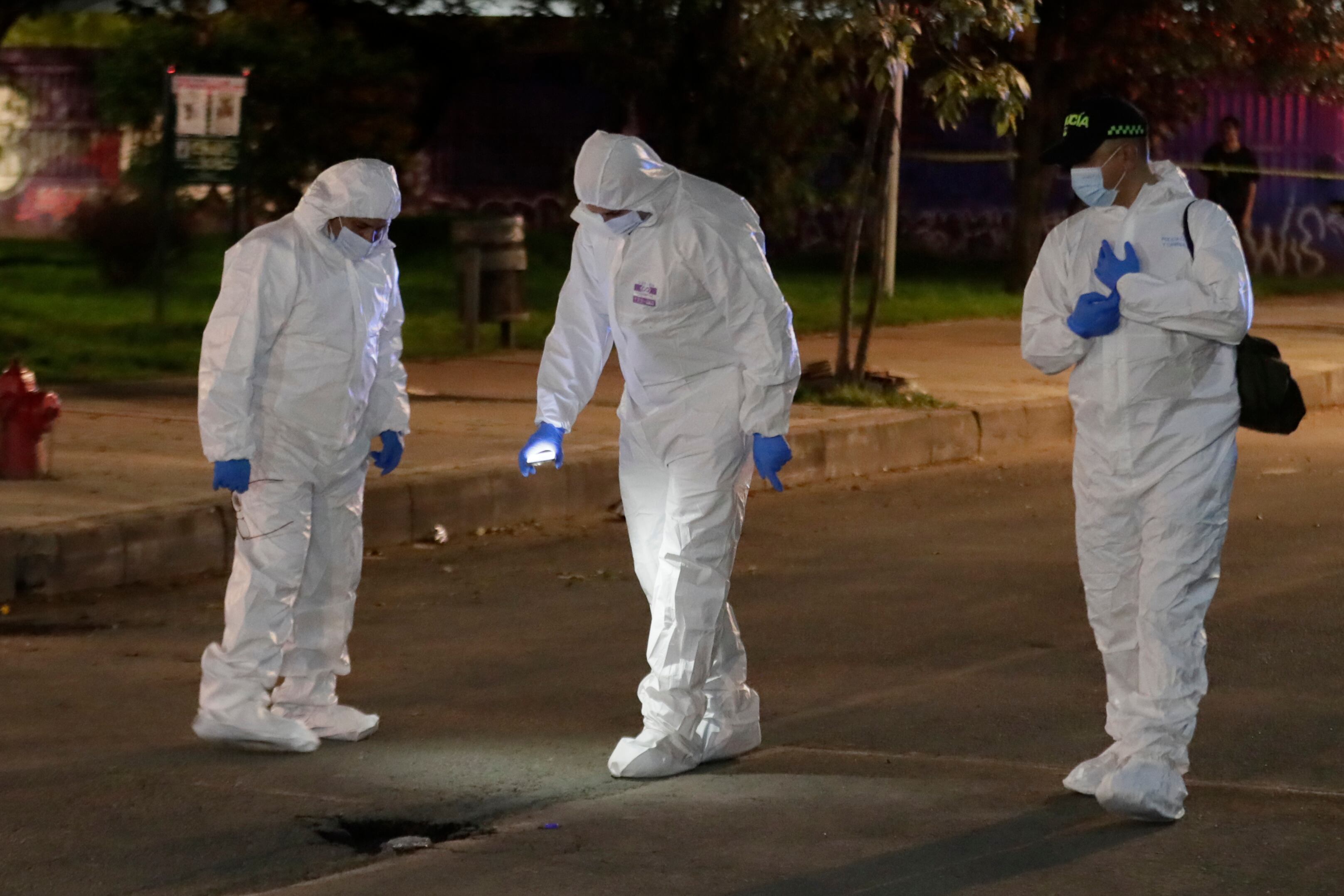 AME4253. BOGOTÁ (COLOMBIA), 07/06/2025.- Integrantes de la Dirección de Investigación Criminal e Interpol (DIJIN) inspeccionan la zona donde se presentó el atentado contra el senador Miguel Uribe Turbay este sábado, en Bogotá (Colombia). Uribe Turbay uno de los aspirantes presidenciales del partido uribista Centro Democrático, fue herido en un atentado durante un acto de campaña en Bogotá. EFE/ Carlos Ortega