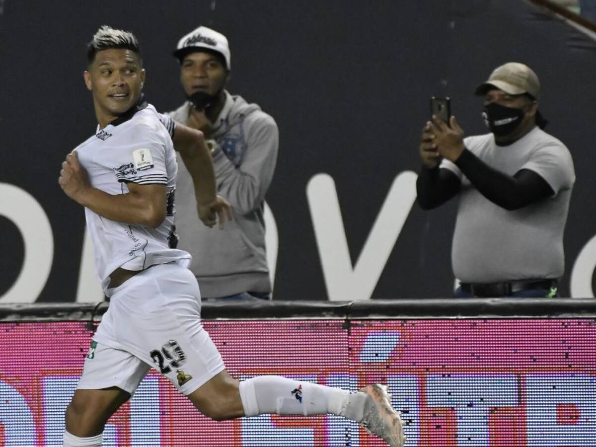 Teófilo anotó su primer gol con el Cali y mostró el escudo 'verdiblanco'