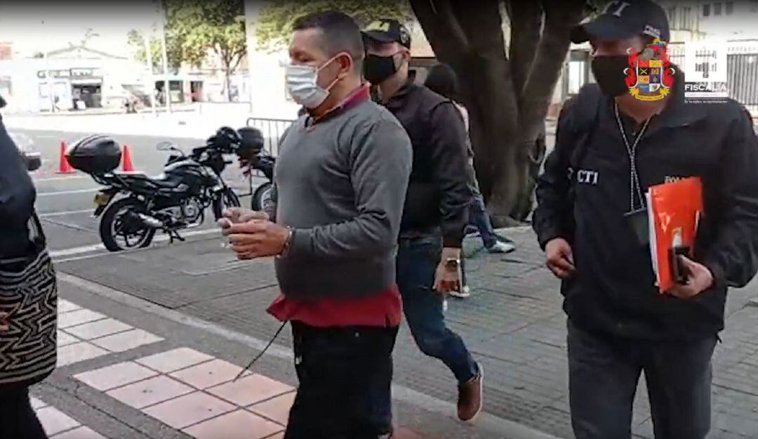 Momento de la captura de uno de los presuntos integrantes de una red de tramitadores de pensiones falsas en las FF.MM. 