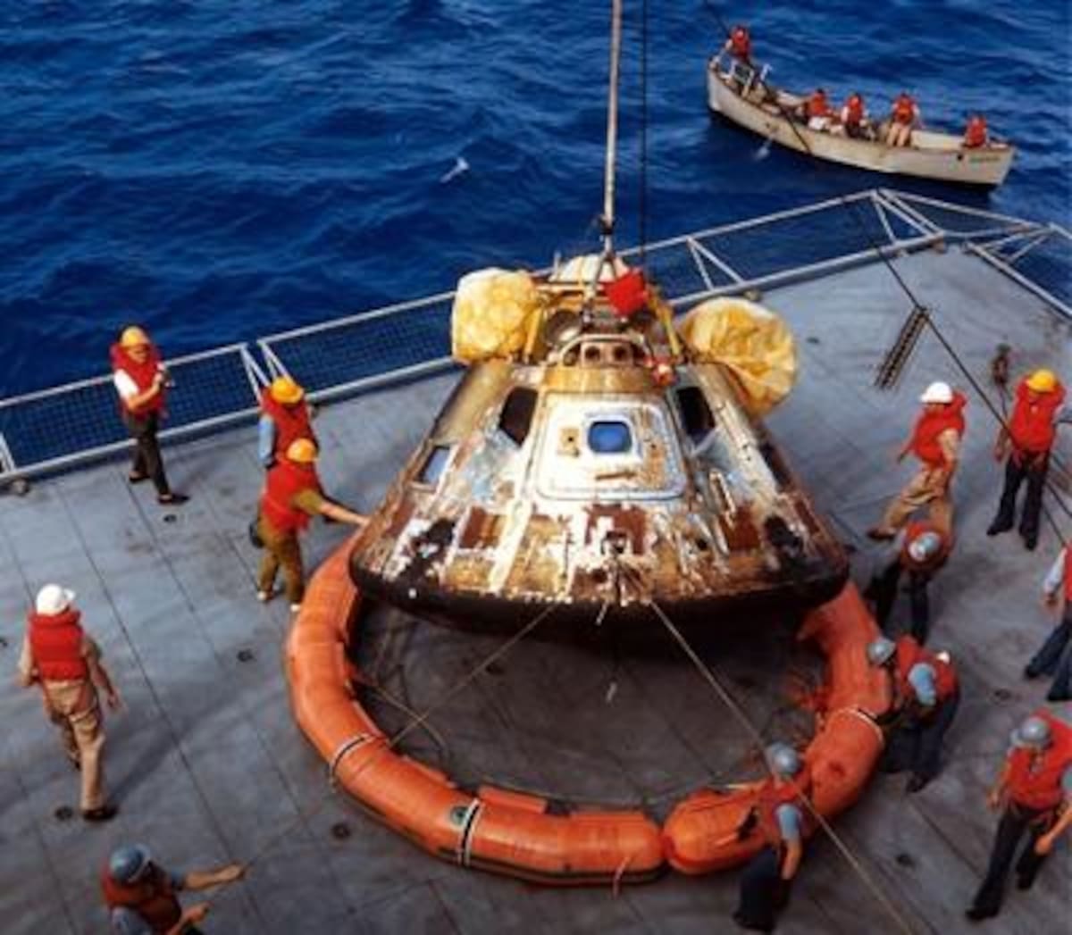 Así vieron la Tierra los astronautas de la misión Apolo 11. A ras de Luna, el cielo es siempre negro debido a que, en ausencia de atmósfera, no se produce el fenómeno físico de la difracción de la luz que nos hace ver el cielo azul.