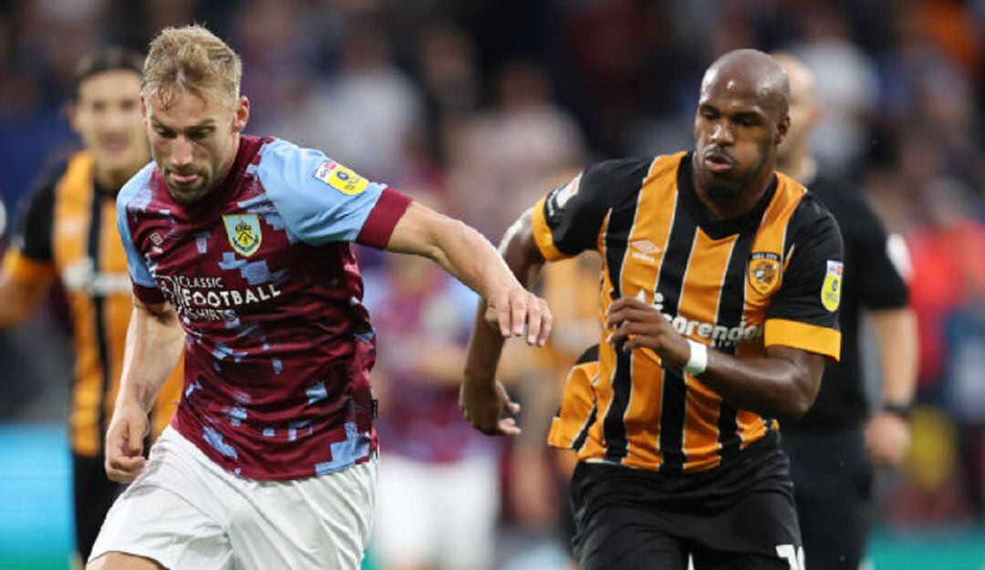 Óscar Estupiñán (derecha) en un duelo con Charlie Taylor del Burnley