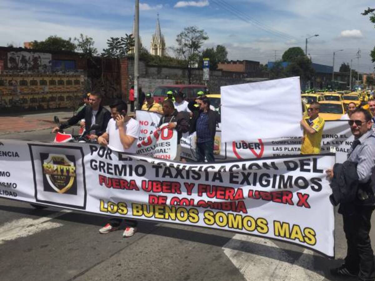 Taxistas en Bogotá exigen que Uber salga del país