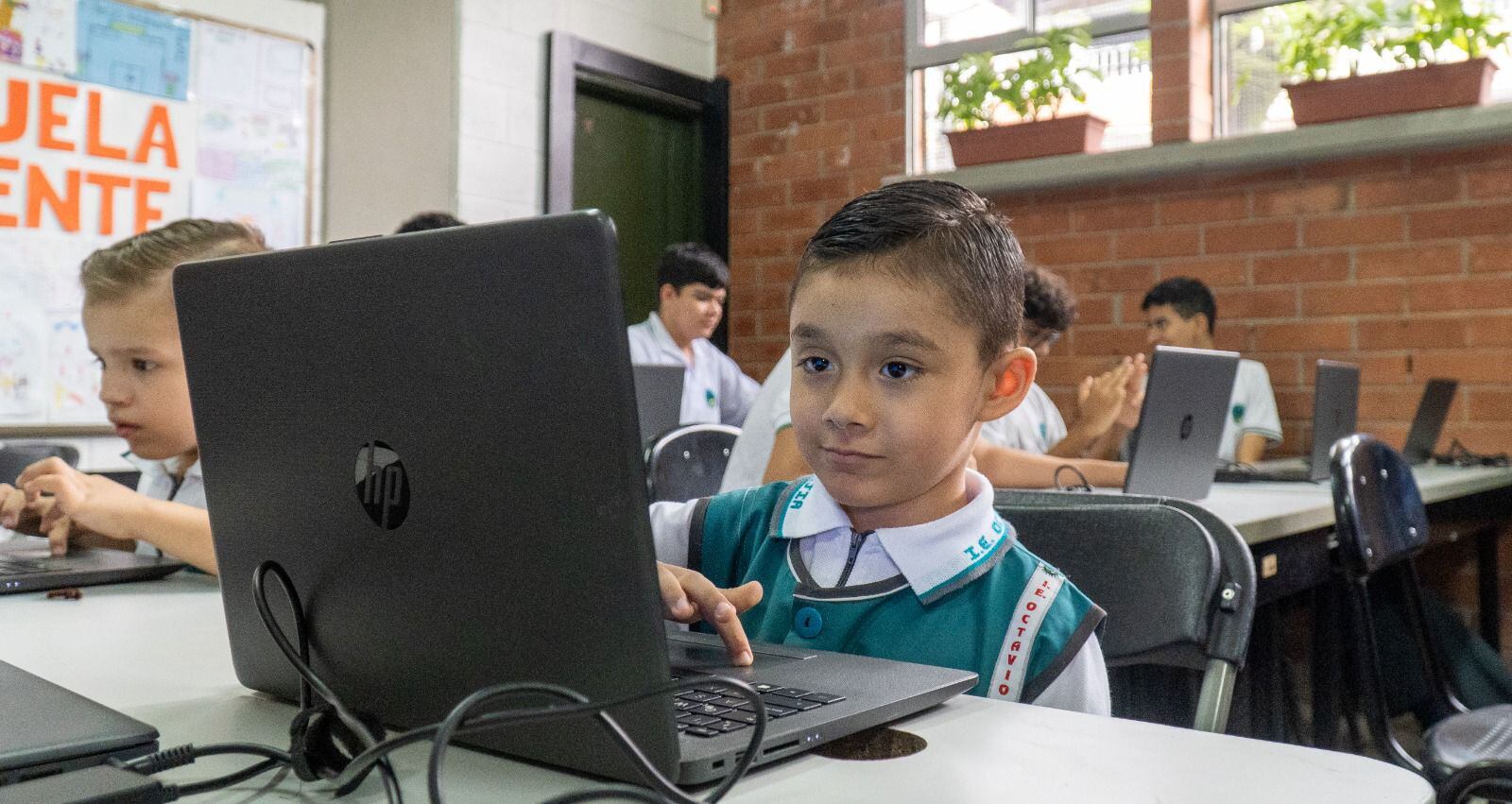 Donan herramientas tecnológicas a instituciones educativas en Medellín. Cortesía.