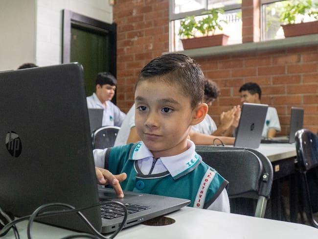 Donan herramientas tecnológicas a instituciones educativas en Medellín. Cortesía.