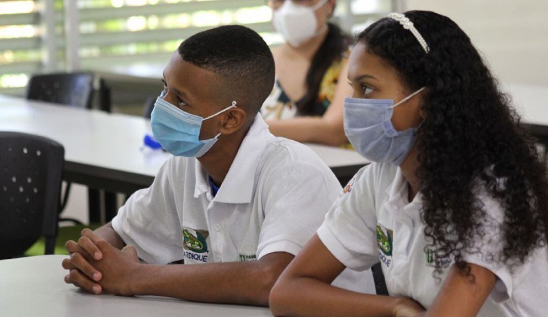 Yasira Gassiani y Miguel José Camargo ganaron medalla de oro en la Feria Científica de Chile con una investigación sobre la calidad del agua