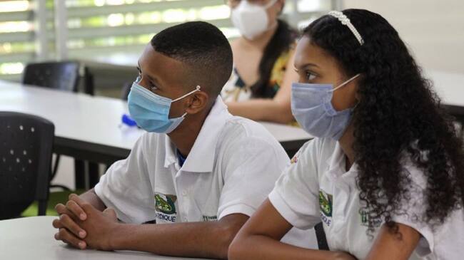 Yasira Gassiani y Miguel José Camargo ganaron medalla de oro en la Feria Científica de Chile con una investigación sobre la calidad del agua