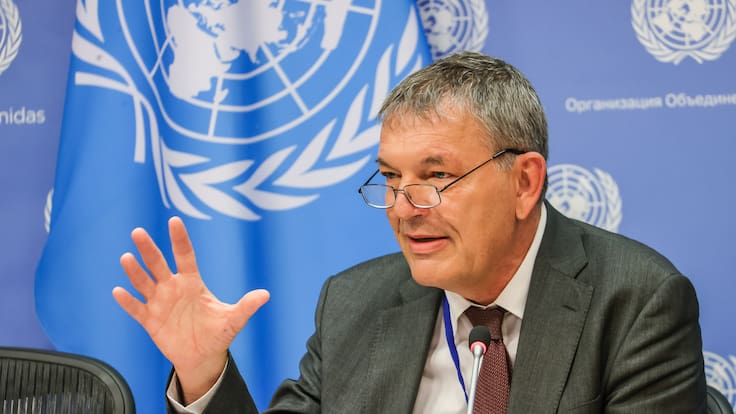 Niños que deberían soñar el futuro, huyen de la guerra: Lazzarini, comisionado de la ONU