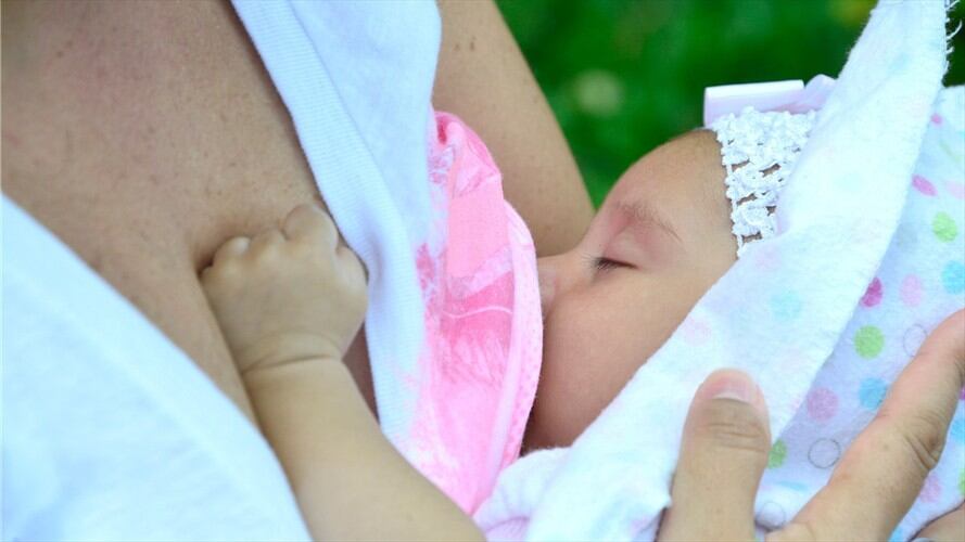 "Es mi forma de normalizar la lactancia de los niños, una mujer tiene el derecho de amamantar a su hijo donde quiera".. Foto: Getty Images