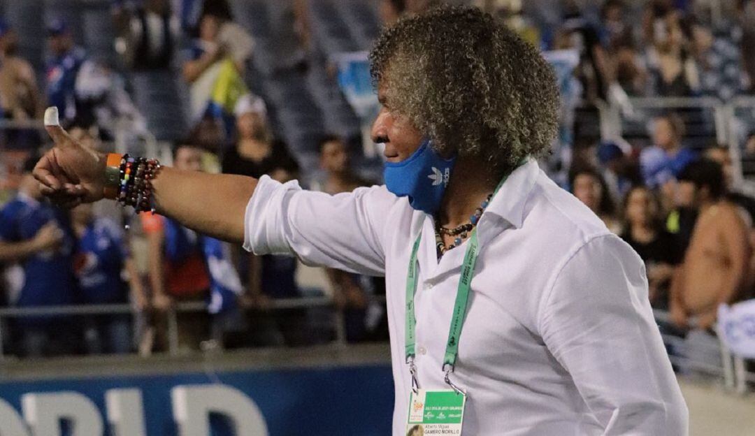 Alberto Gamero saludando a los hinchas de Millonarios en la Florida Cup.