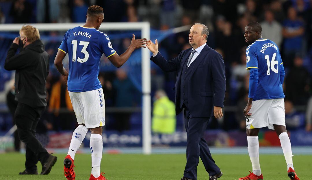 Yerry Mina se saluda con Rafael Benítez al finalizar el partido.