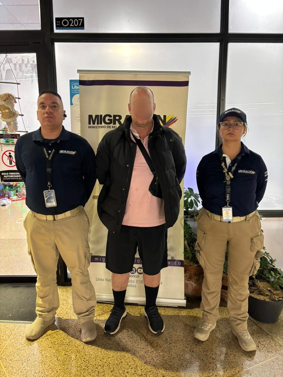 Irlandés con circular roja de Interpol detenido en el Aeropuerto Internacional José María Córdova. Foto: Migración Colombia.