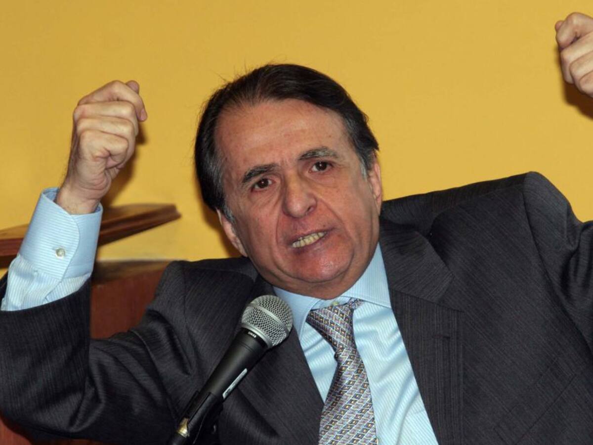 En libertad condicional exminsitro Alberto Santofimio