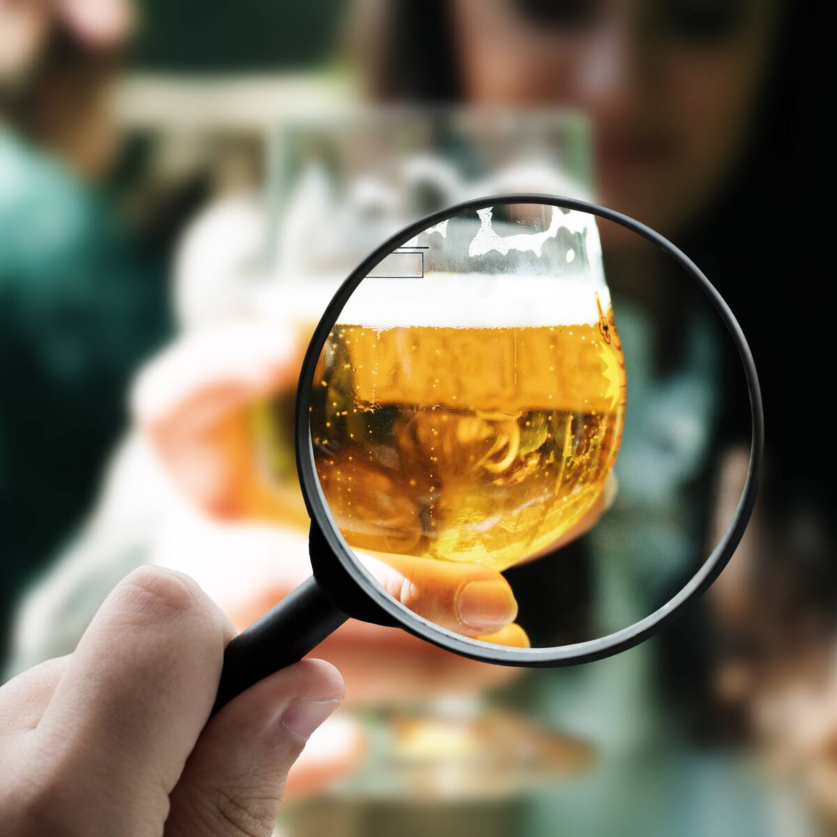 Curioso truco para saber si un vaso está sucio al servir una cerveza, según experto