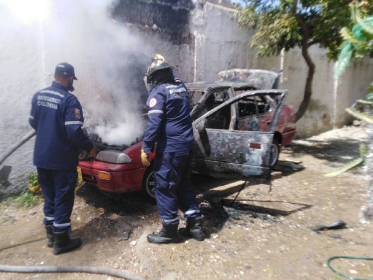 Bomberos atienden incendio de un vehículo en Cartagena