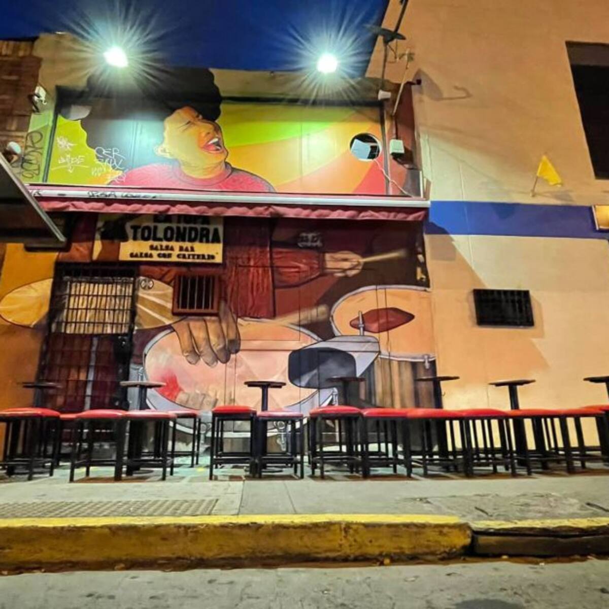 Con mesas vacías, gremio nocturno de Cali protesta por toque de queda