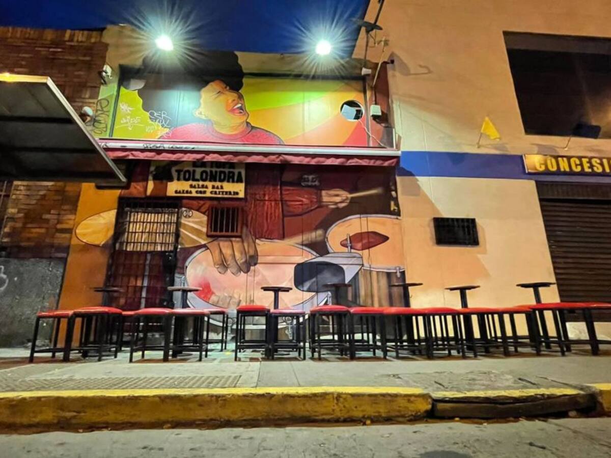 Con mesas vacías, gremio nocturno de Cali protesta por toque de queda
