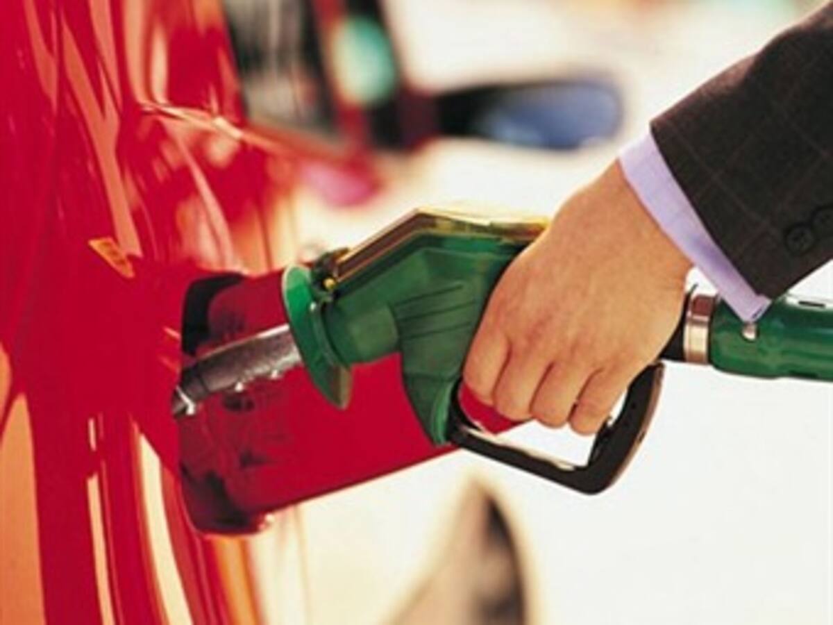 El gobierno subió en $100 por galón el precio de la gasolina