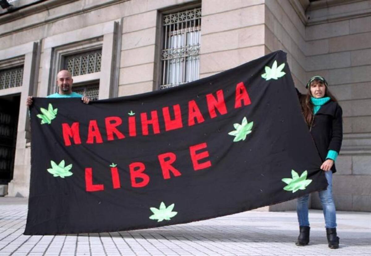 Dos personas se manifiestan a favor de la legalización de la marihuana este miércoles 31 de julio de 2013, en Montevideo (Uruguay).