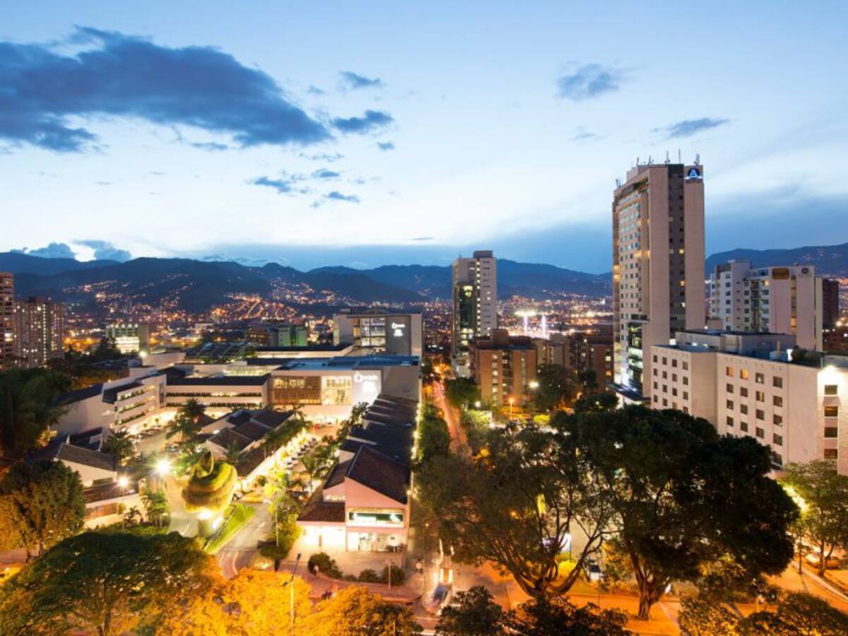 ¿Por qué el toque de queda en Medellín inicia a la medianoche?