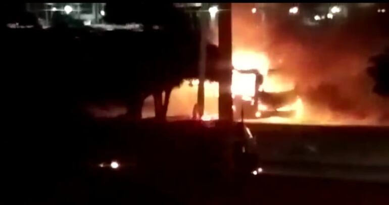 Momento del incendio en bus de Transmetro