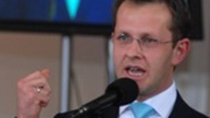 Andrés Felipe Arias, asegura que empresa gerenciada por hermana de Noemí Sanín le puso trabas a su publicidad en los canales privados