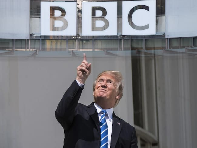 El presidente de Estados Unidos busca una compensación de hasta 10.000 millones de dólares por supuesta difamación de parte de la emisora británica.
(Foto: Caracol Radio / getty)