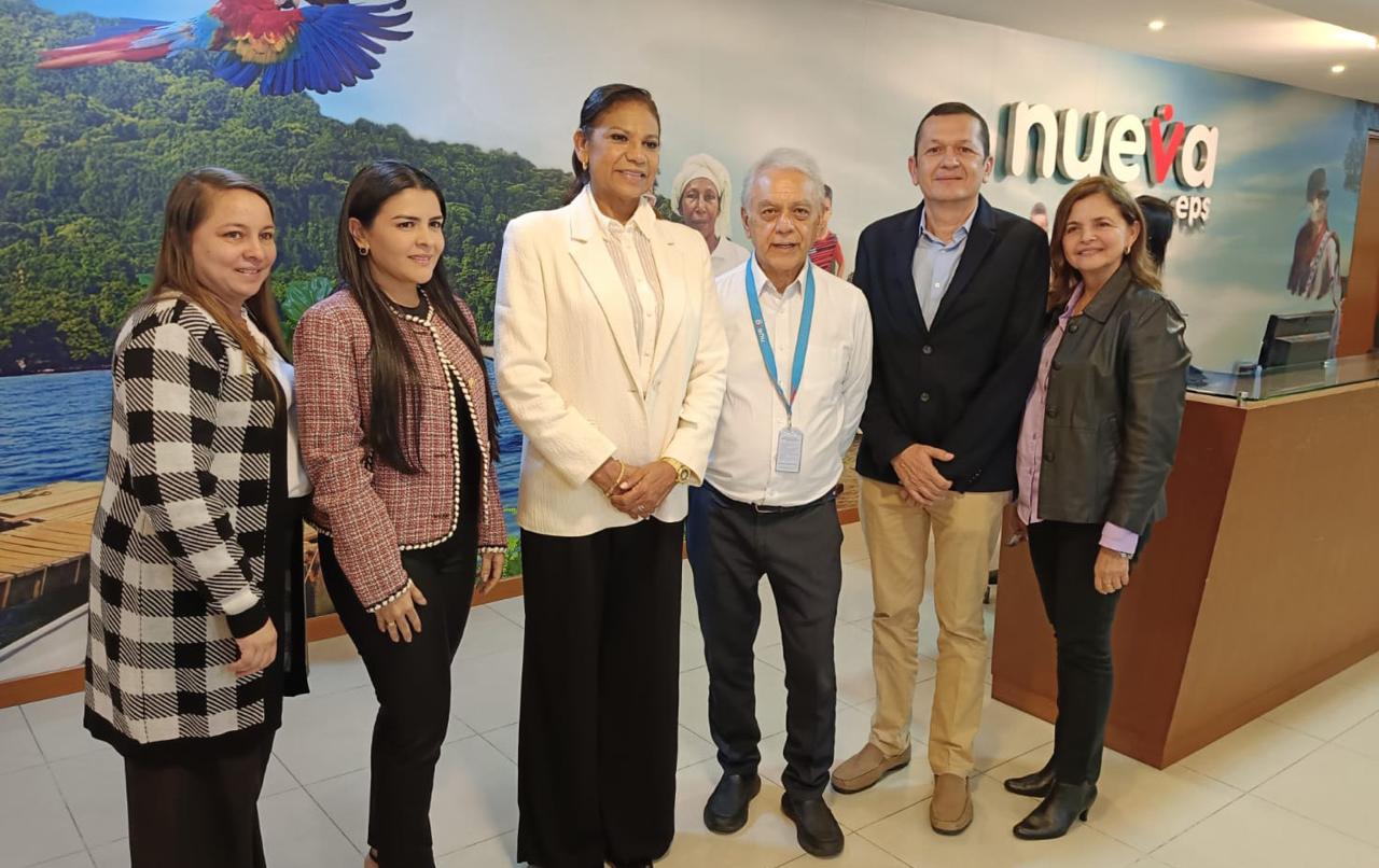 La gobernadora de Sucre, Lucy García Montes; el nuevo interventor de Nueva EPS, Bernardo Camacho, y el gerente de la red de Hospitales de Sucre, Ezequiel Díaz, entre otros.