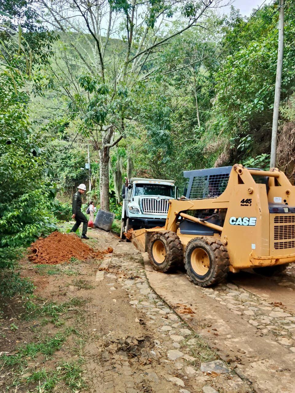 Los militares desplegaron maquinaria pesada para despejar los accesos y restablecer la movilidad. Foto: Ejército.