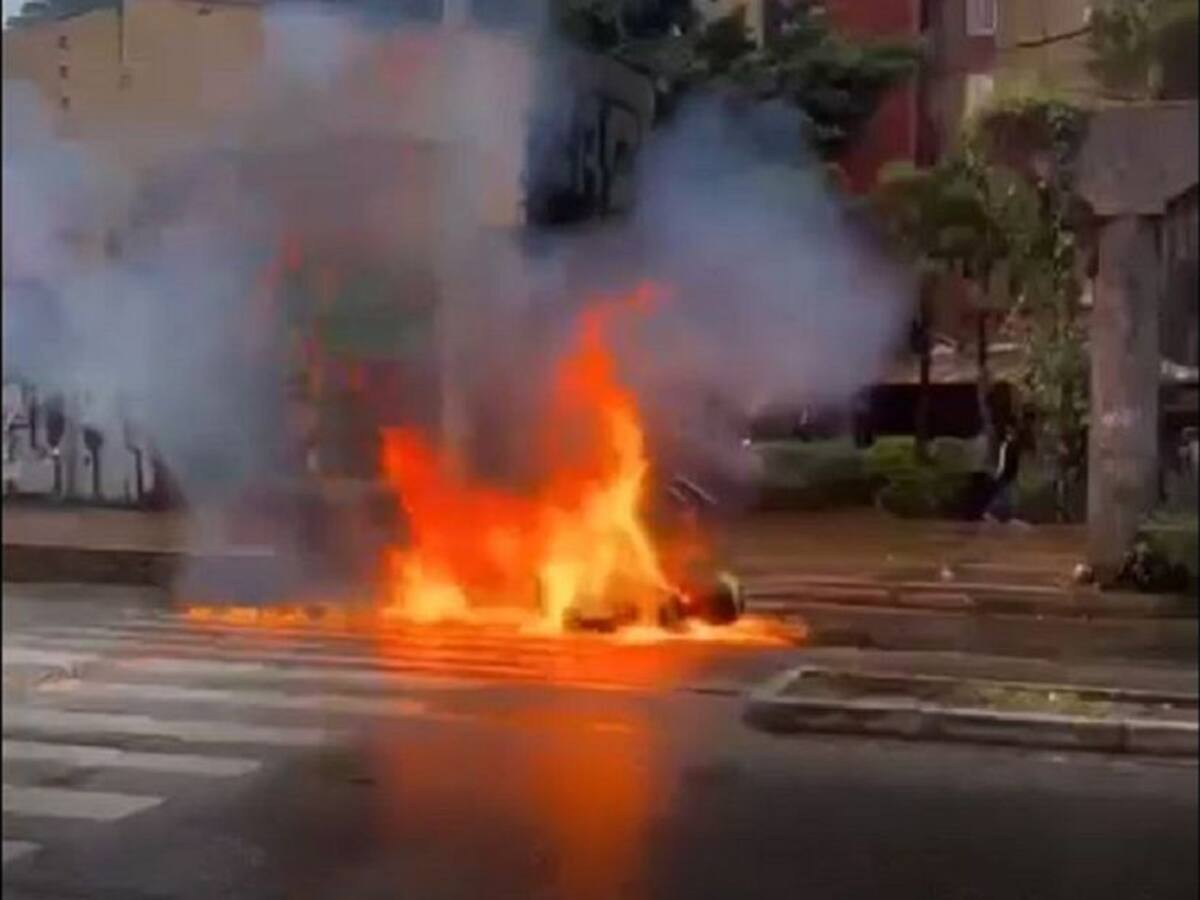 Encapuchados quemaron una moto de la Policía en inmediaciones de la UdeA