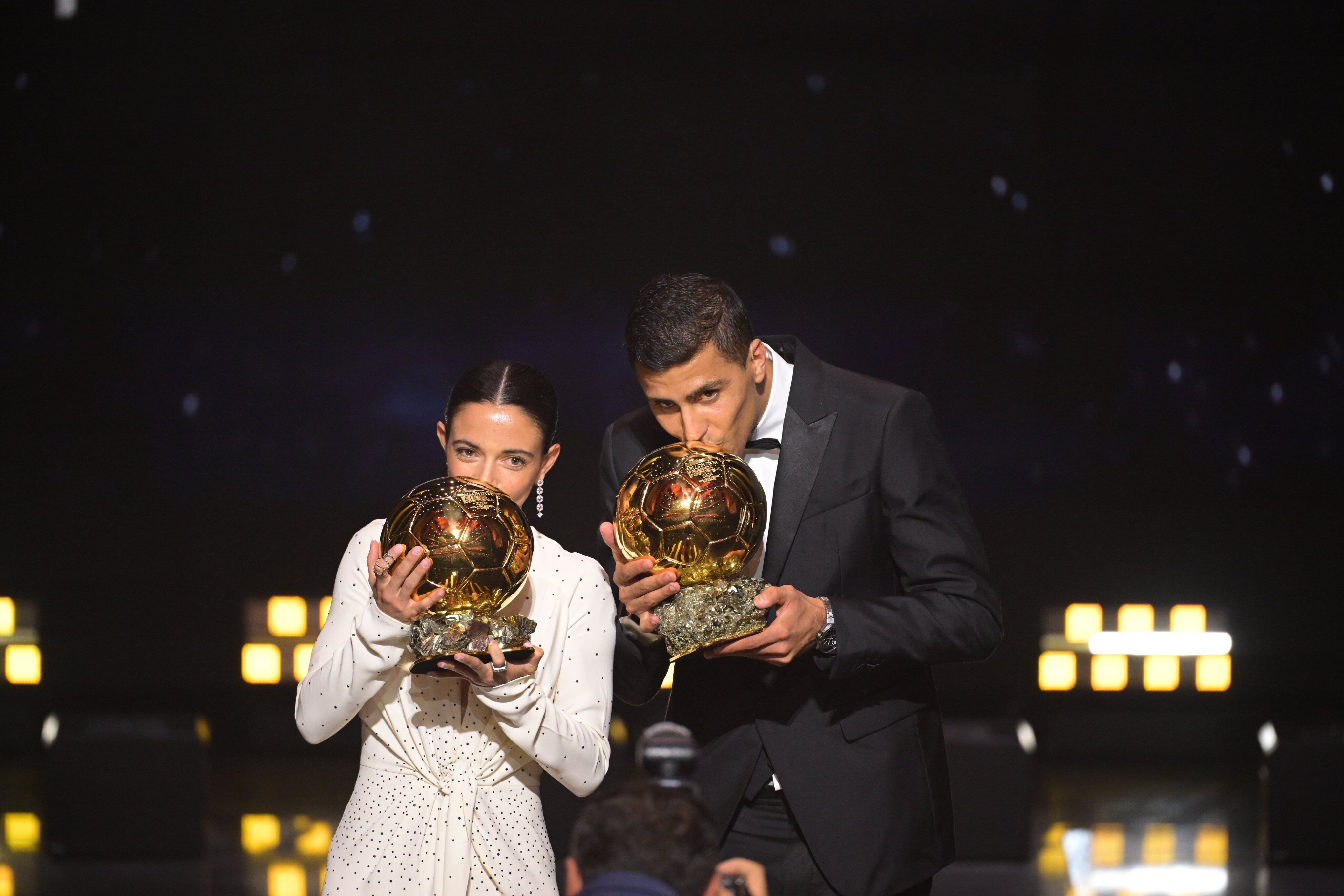 Aitana Bonmati y Rodri, futbolistas ganadores del Balón de Oro en la edición 68. 28 de octubre de 2024. Foto: Twitter oficial del Balón de Oro.
