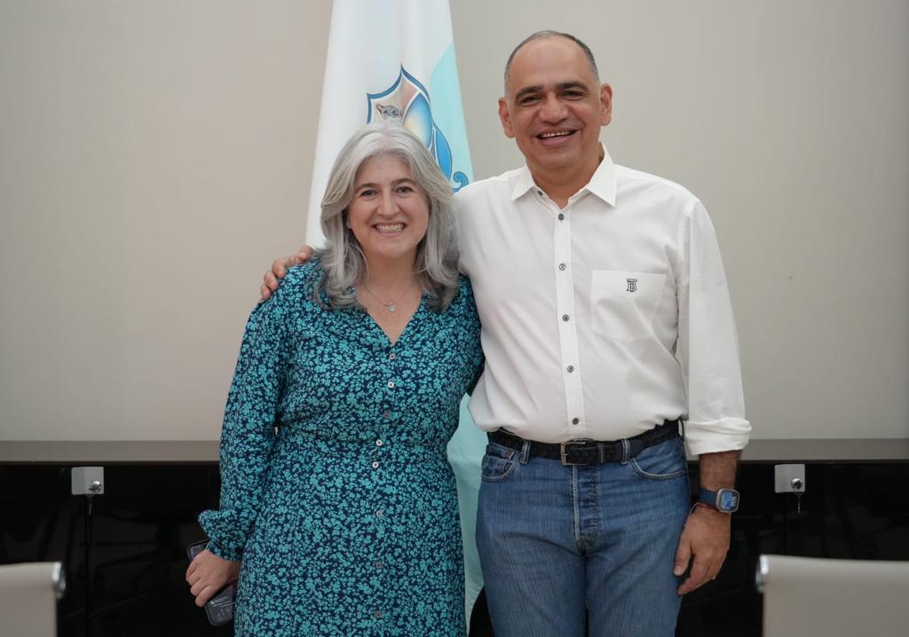 Ministra de Vivienda Catalina Velasco y alcalde de Santa Marta Carlos Pinedo . MinVivienda