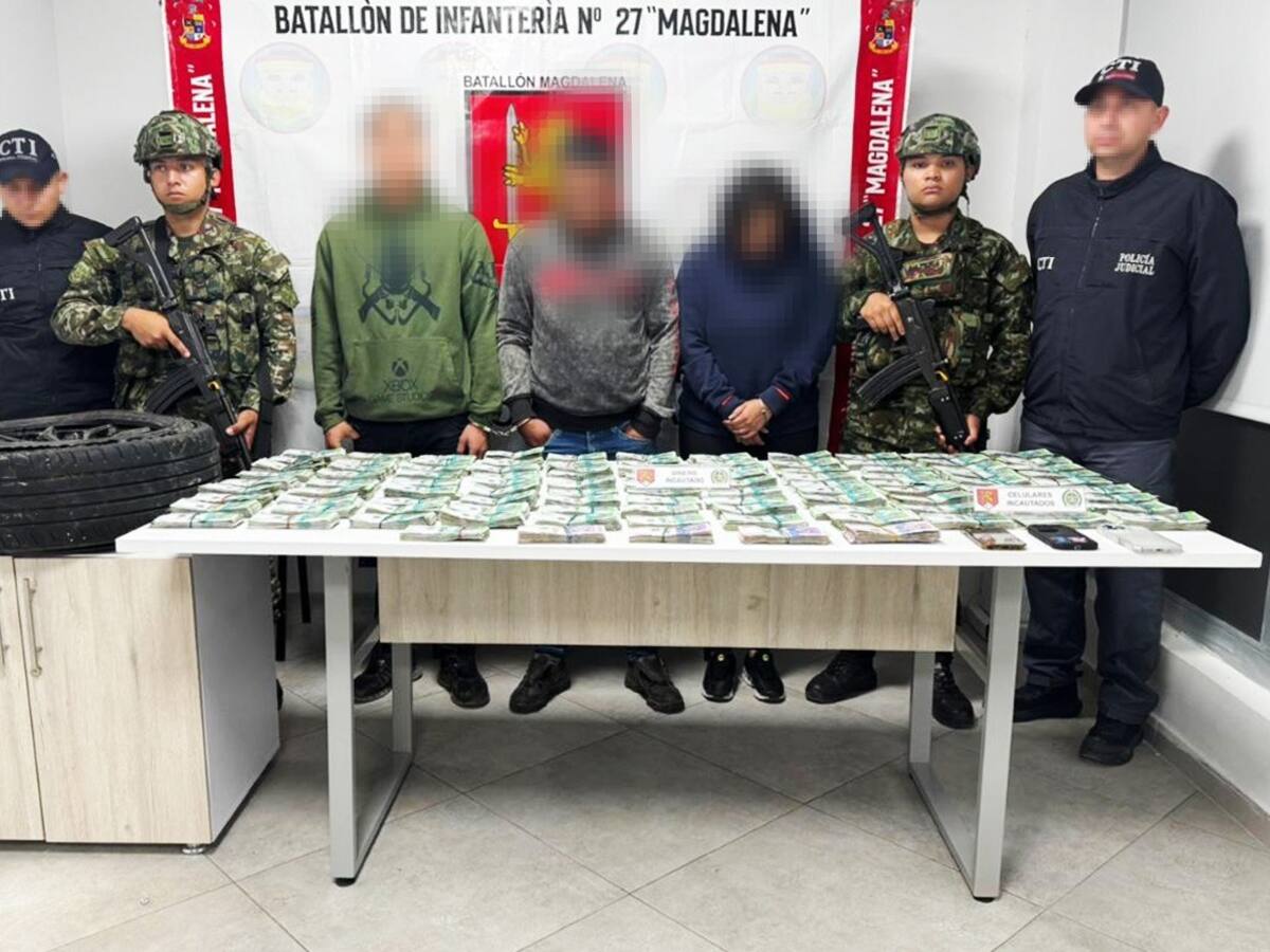 Ejército decomisa más de mil millones de pesos ocultos en una camioneta en zona rural de Pitalito