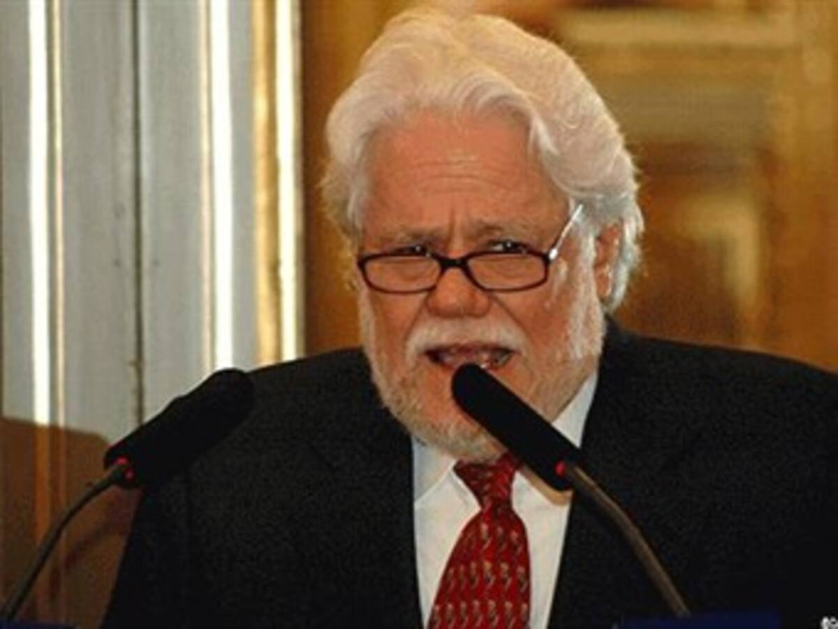 Carlos Gaviria oficializó su precandidatura presidencial en el Polo