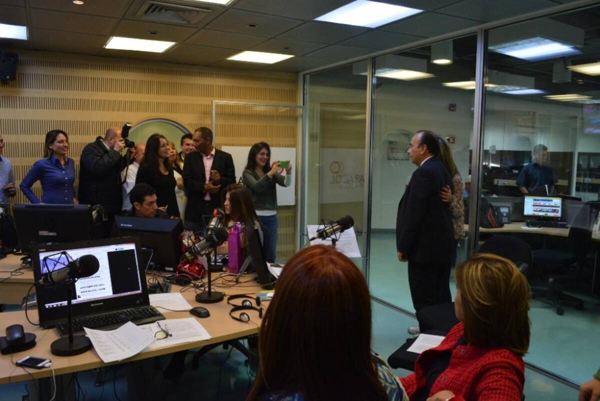 Tras dos décadas de estar inundando de humor a los colombianos, el admirado periodista se retira de La Luciérnaga, vea como desarrolla su último programa.